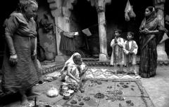 Varanasi (Uttar Pradesh)

Puja made by women in old family house.

Puja faite par des femmes dans une vieille maison de famille.